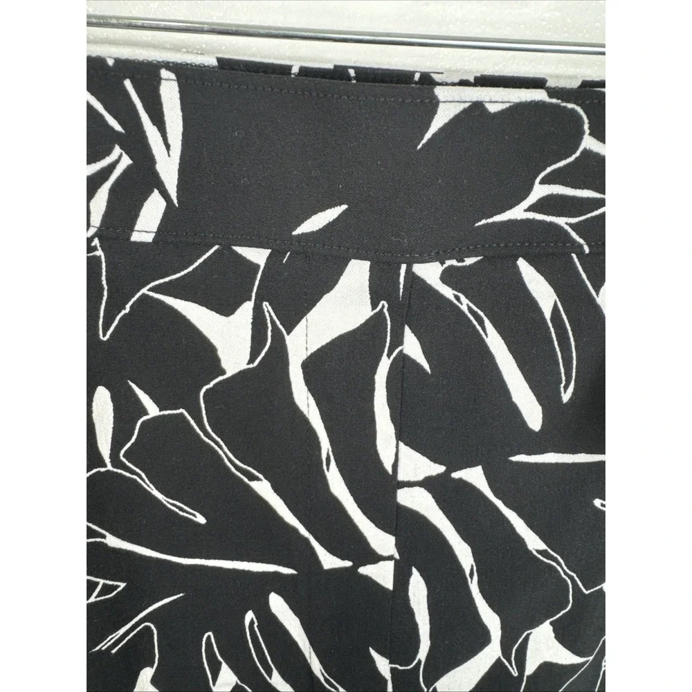 Rafaella Women's Plus 18 Stretch Pull On‎ Shorts B&W Leaf Print NWT